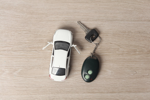 遥控车钥匙和玩具车在木桌上图片下载