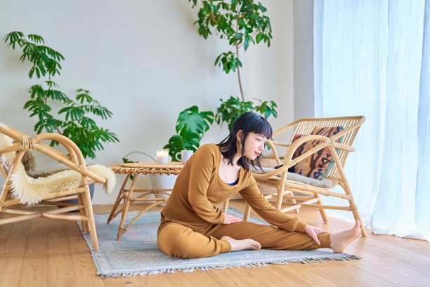 一个女人在房间里做伸展运动图片下载