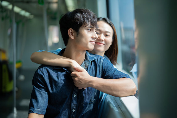 年轻的亚洲夫妇一起出去玩的照片图片下载