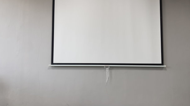 教室的正面视图，墙上有空白投影屏幕图片下载