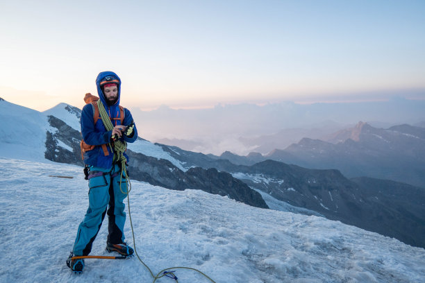 在山顶上的登山运动员图片下载