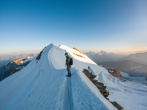 登山者的目标是在雪山上登顶图片下载