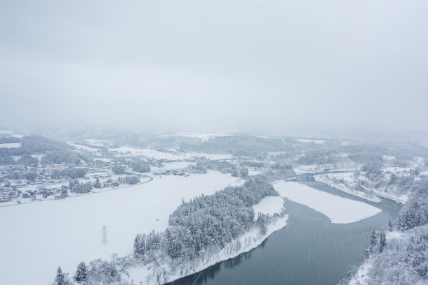 无人机拍摄的照片:白雪覆盖的雪山和河流图片下载