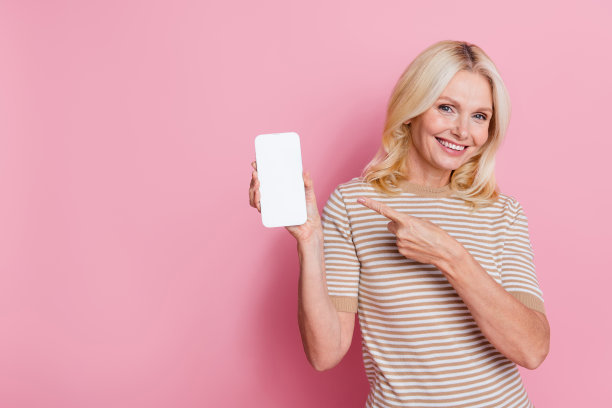 有吸引力的人的照片表明，手指，手握空的空间，智能手机屏幕孤立的粉红色背景图片下载