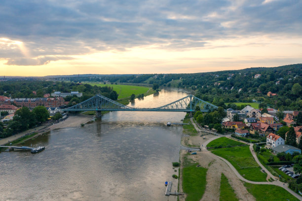 德累斯顿和易北河，日落时德累斯顿的蓝色奇迹桥，德国。城市全景。航拍照片图片下载
