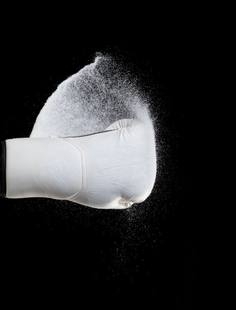 通过沙子的拳击拳，领导商业人或团队合作的竞争挑战概念，赢得领导战略计划和风险管理团队成员图片下载