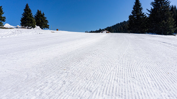 冬天在山上冒险。图片下载