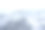 无人机拍摄的照片:白雪覆盖的雪山上的雪松树图片下载