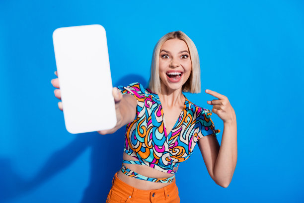 微笑的女商人的照片显示手指智能手机屏幕笑小价格订阅孤立的蓝色背景图片下载