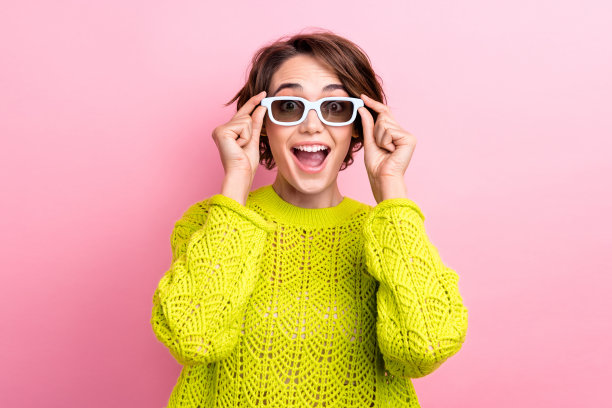 年轻美丽的女孩的照片第一次在电影院首映新的动作电影4d格式使用眼镜隔离在粉红色的背景图片下载