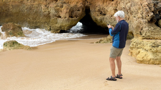 婴儿潮一代在沙滩上看照片图片下载