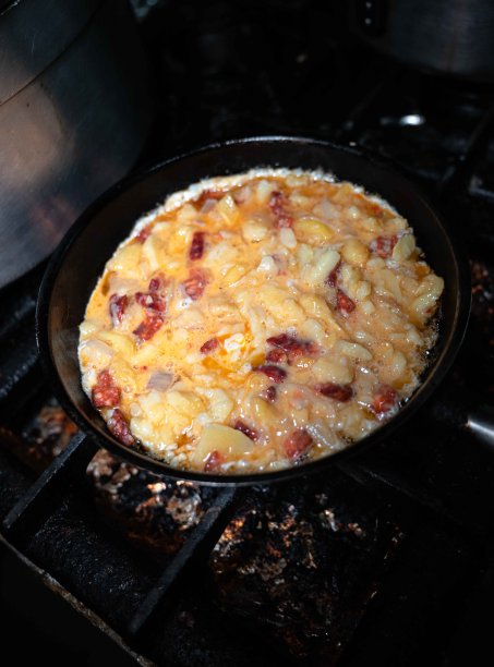 黑铁厨房的照片，土豆煎蛋卷正在与西班牙辣香肠图片下载