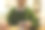 年轻女子，一名大学生，在她妈妈的办公室里上网学习。股票的照片。一个穿着衬衫和绿色毛衣的年轻女子正在准备考试。图片下载