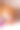 孕妇盘腿坐在床上，用手机听音乐的甜蜜照片。图片下载
