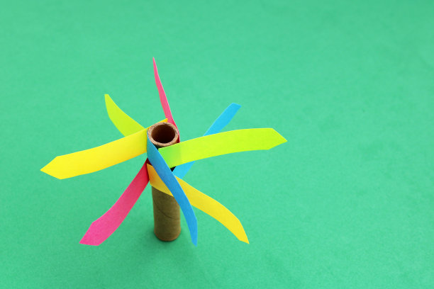 五颜六色的标志，从中心点开始指示八个不同的方向图片下载