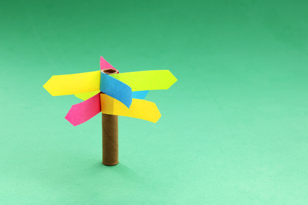 五颜六色的标志表明八个不同的方向图片下载