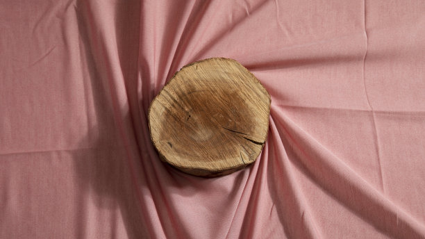 美丽可爱的粉红色与灰色大理石背景与木块板烟花和茶壶的产品照片拍摄照明工作室房间图片下载