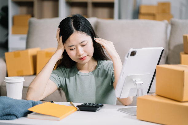 小的网上生意老板，因为家里丢了包裹盒而头疼的女人。图片下载