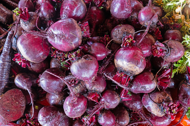 市场摊位上的红甜菜根图片下载