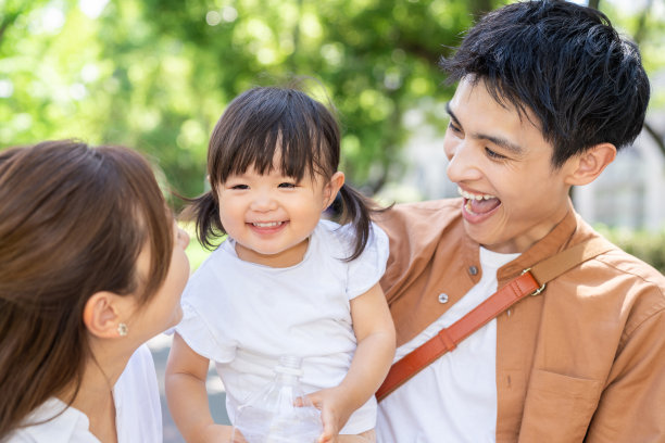 父母和女儿，喝茶，图片下载