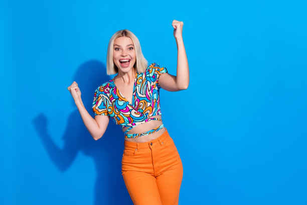 时髦乐观的漂亮女人的照片穿着印花衬衫赢得赌博尖叫耶有乐趣孤立在充满活力的蓝色背景图片下载