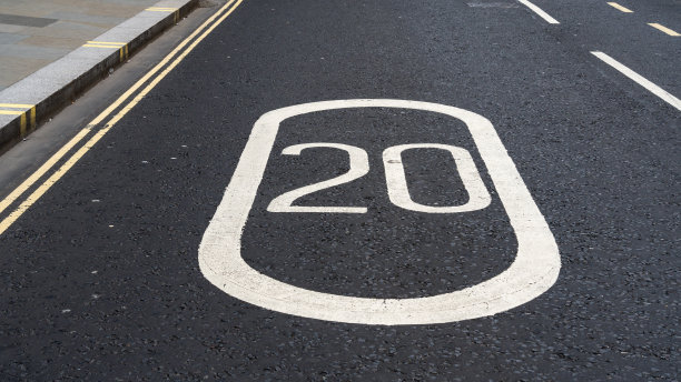 20英里每小时的速度标志涂在沥青上图片下载