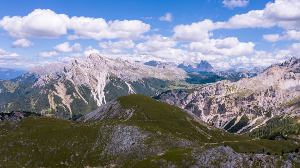 无人驾驶飞机的照片。白云石山脉的高山。意大利。高高的悬崖，蓝天，白云图片下载