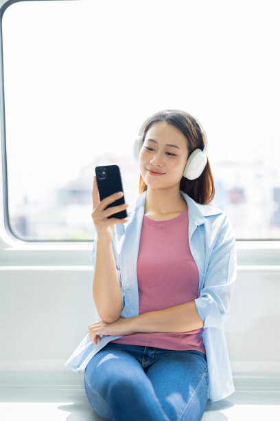 年轻亚洲女性在地铁上的照片图片下载