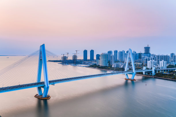 中国海南海口海淀河上世纪桥的高角度黄昏景色图片下载