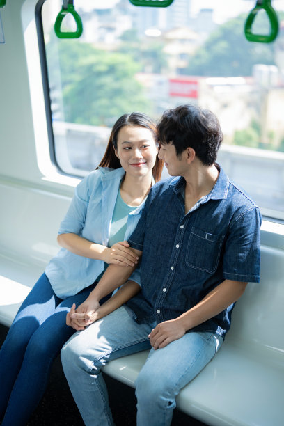 年轻的亚洲夫妇一起出去玩的照片图片下载