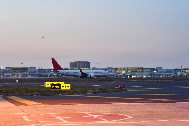 晚上在机场图片下载