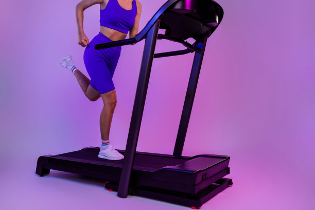 运动教练女士使用跑步机在运动商店购买有氧强烈训练孤立的霓虹色背景的裁剪照片图片下载