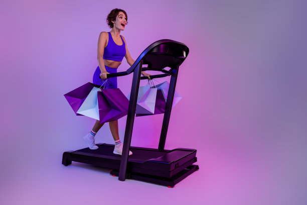 照片的快乐兴奋的女士教练跑步者印象深刻的运动商店销售跑得快，购买孤立的霓虹色背景图片下载