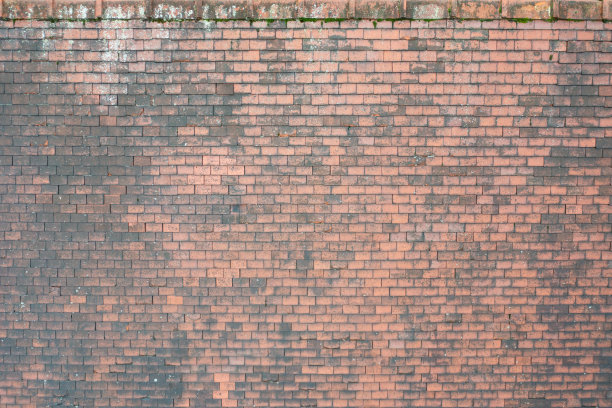 在英国，典型的英国露台住宅的航拍照片显示了屋顶和屋顶上的瓦片，在冬天的时候图片下载