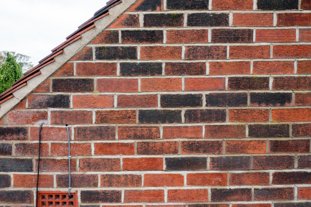 在英国，一个典型的英国排屋的航拍照片，显示了冬天房子的屋顶和侧面的砖工图片下载