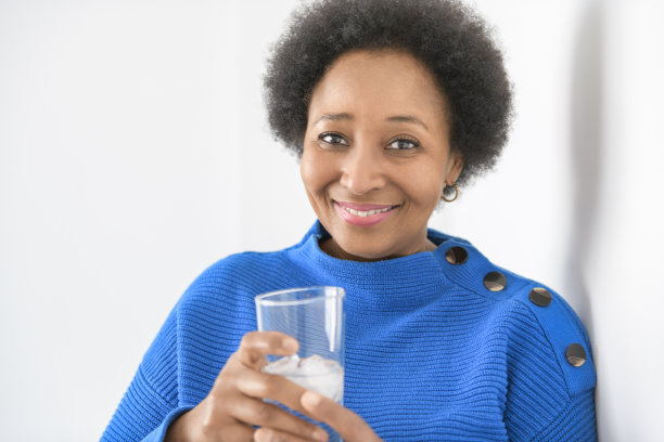 美国黑人高级女性，白色背景，冷水玻璃图片下载