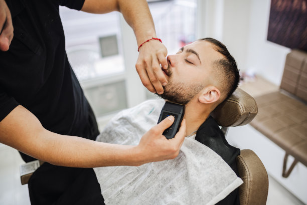 理发师给顾客刮胡子图片下载