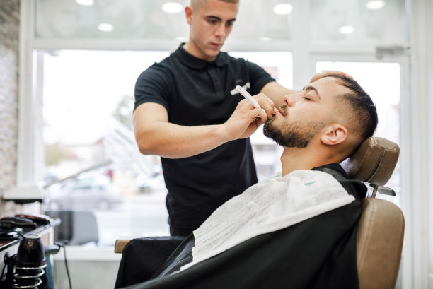 理发师给顾客刮胡子图片下载