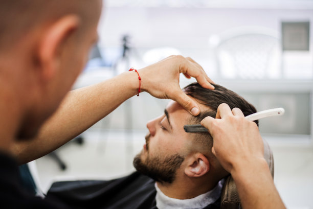 理发师给顾客刮胡子图片下载