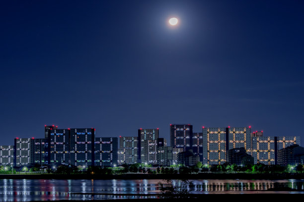 一座被月亮照亮的城市图片下载