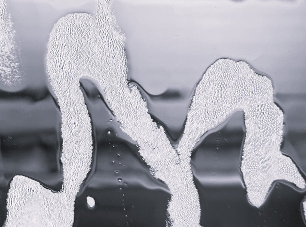 肥皂泡沫覆盖车窗图片下载