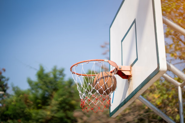 早上篮球场上的篮球，柔和的阳光图片下载