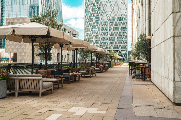 伦敦金丝雀码头的路边咖啡馆图片下载