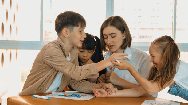 快乐的学生和聪明的老师用马克笔画画和上色。博学。图片下载