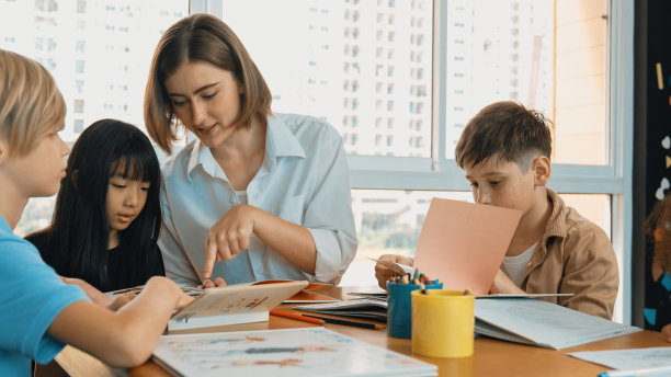 快乐的学生和聪明的老师用马克笔画画和上色。博学。图片下载