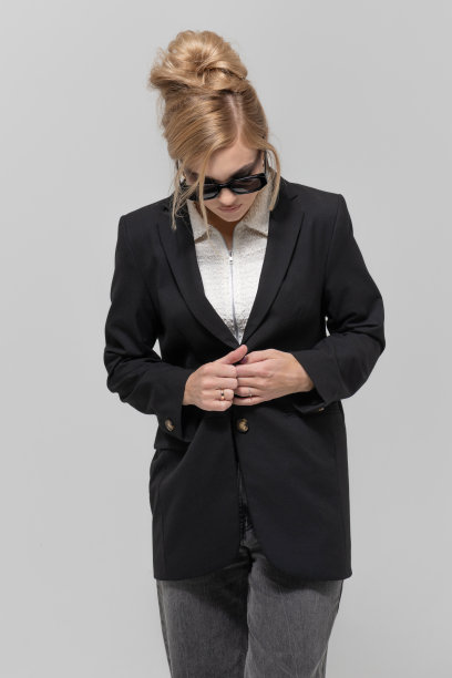 美丽的女人与黑色西装和太阳镜工作室肖像肖像图片下载
