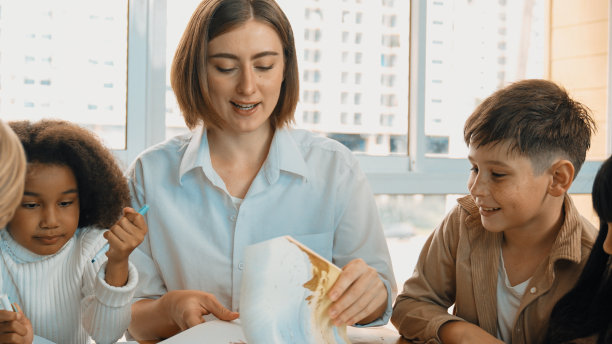 快乐的学生和聪明的老师用马克笔画画和上色。博学。图片下载