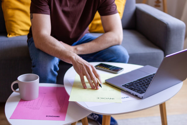 远程工作者在家办公室审阅文件图片下载