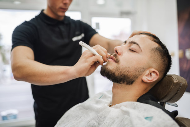 理发师给顾客刮胡子图片下载
