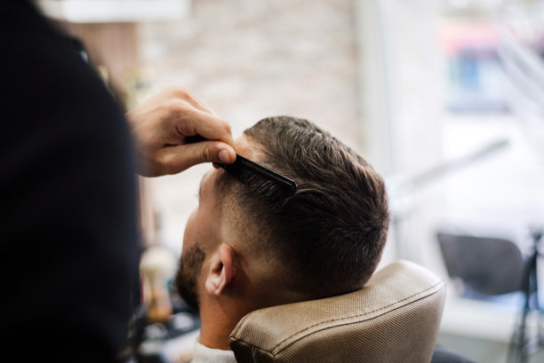 理发师给顾客刮胡子图片下载